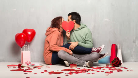 Romantyczne walentynki w domu: 15 pomysłów, jak spędzić walentynki we dwoje i w pojedynkę
