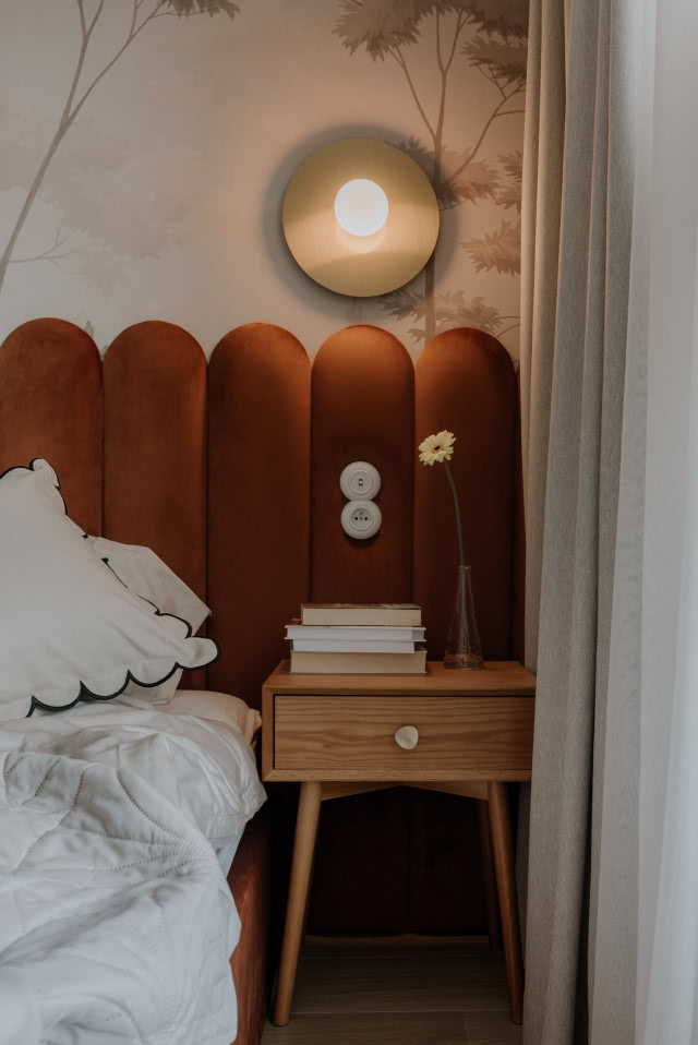 rude zagłówki w sypialni