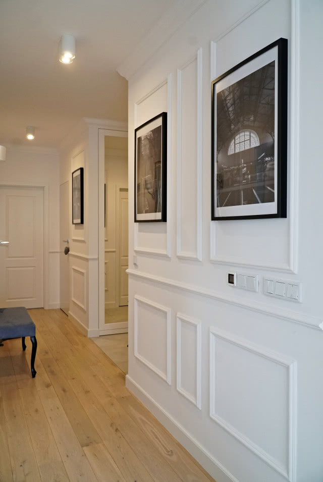 Biała ściana w przedpokoju, panele mdf