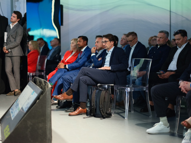 Uczestnicy wydarzenia Midea Group śledzą prezentację strategii marki i nowości produktowych podczas spotkania w Warszawie.