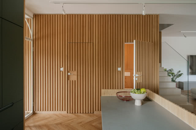 drewniane lamele z ukrytymi drzwiami