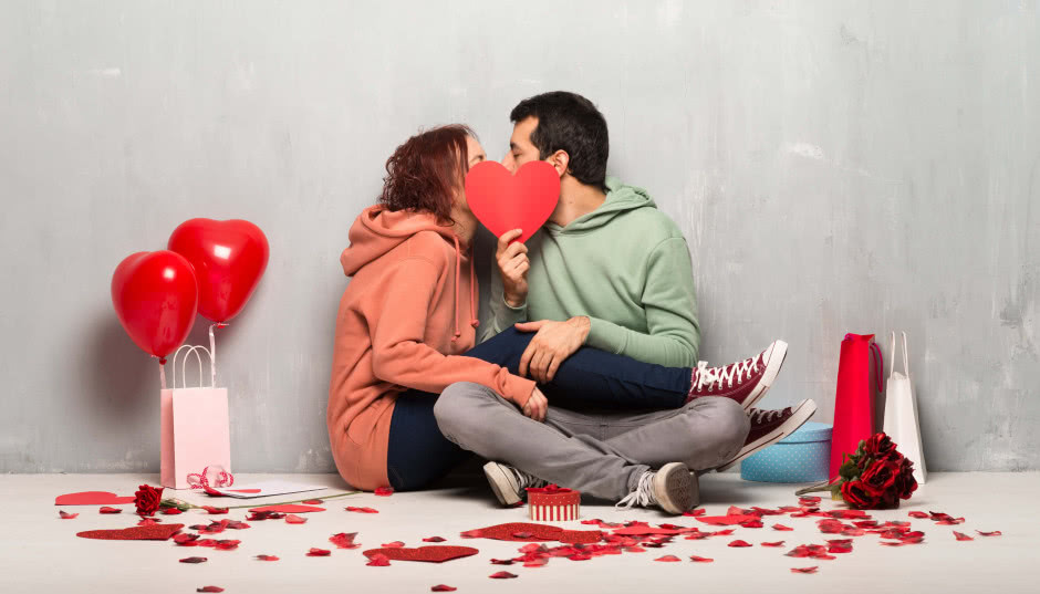 Romantyczne walentynki w domu: 15 pomysłów, jak spędzić walentynki we dwoje i w pojedynkę