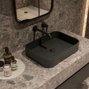 Najmodniejsze materiały w przestrzeni łazienki