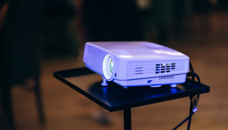 Wybieramy rzutnik do domu - jaka odległość od kanapy będzie optymalna?