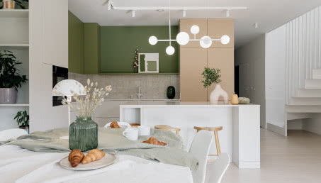 Stumetrowy bliźniak dla rodziny 2+2! Pełno tu drewna, bieli i zieleni!