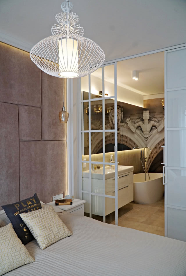 Szklana ścianka oddzielająca sypialnię