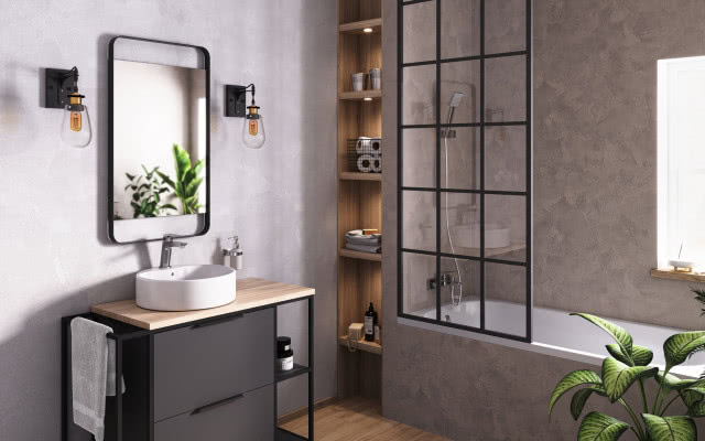 prostokątne lustro, okrągła umywalka nablatowa, drewniany blat, ciemne meble łazienkowe, szklana ścianka w metalowej czarnej ramie ze szprosami, kinkiety, kwiat, papier toaletowy, ręczniki, kosmetyki