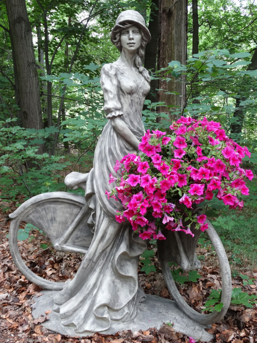 dama w pięknej sukni z rowerem