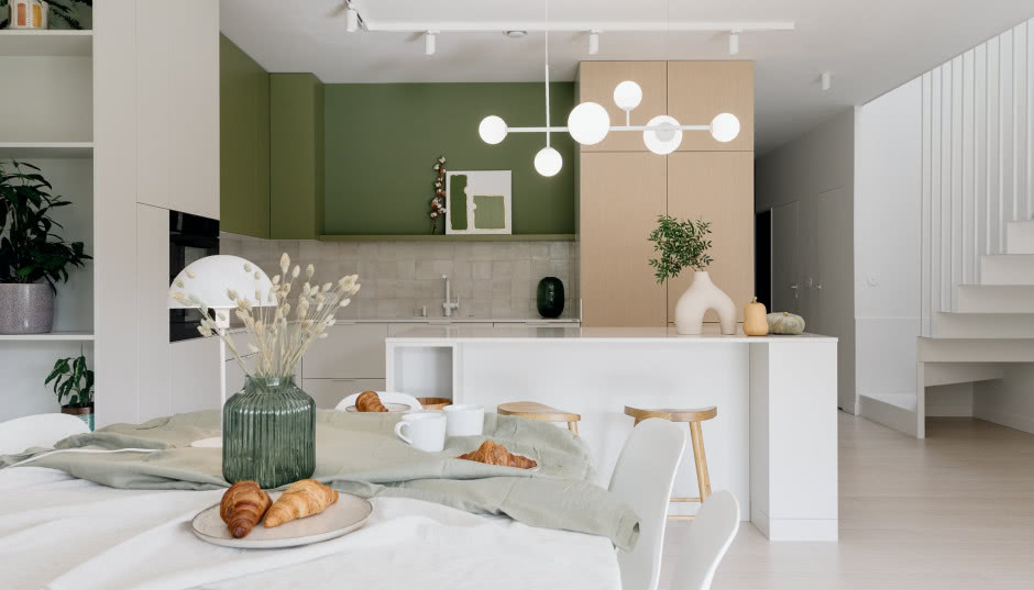 Stumetrowy bliźniak dla rodziny 2+2! Pełno tu drewna, bieli i zieleni!