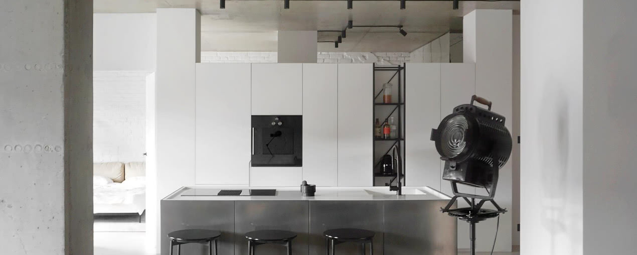 100-metrowy loft w miejskim stylu. Ma wannę w sypialni i wszędzie beton!