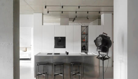 100-metrowy loft w miejskim stylu. Ma wannę w sypialni i wszędzie beton!