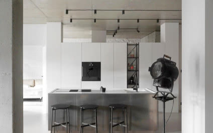 100-metrowy loft w miejskim stylu. Ma wannę w sypialni i wszędzie beton!