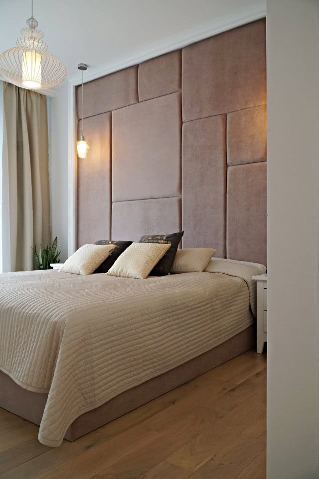 Welurowa ściana jako zagłówek w sypialni