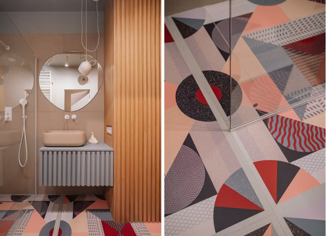 różowa łazienka z drewnem i błękitem