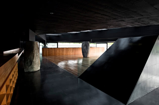 restauracją, która wspiera się na głazach