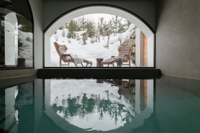 widok na basen i taras