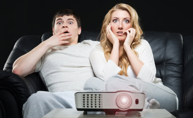 Wybieramy rzutnik do domu - jaka odległość od kanapy będzie optymalna?