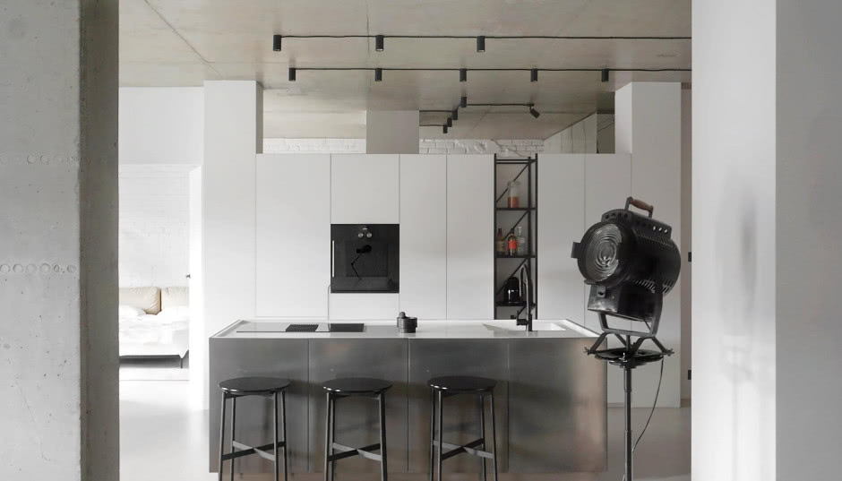 100-metrowy loft w miejskim stylu. Ma wannę w sypialni i wszędzie beton!