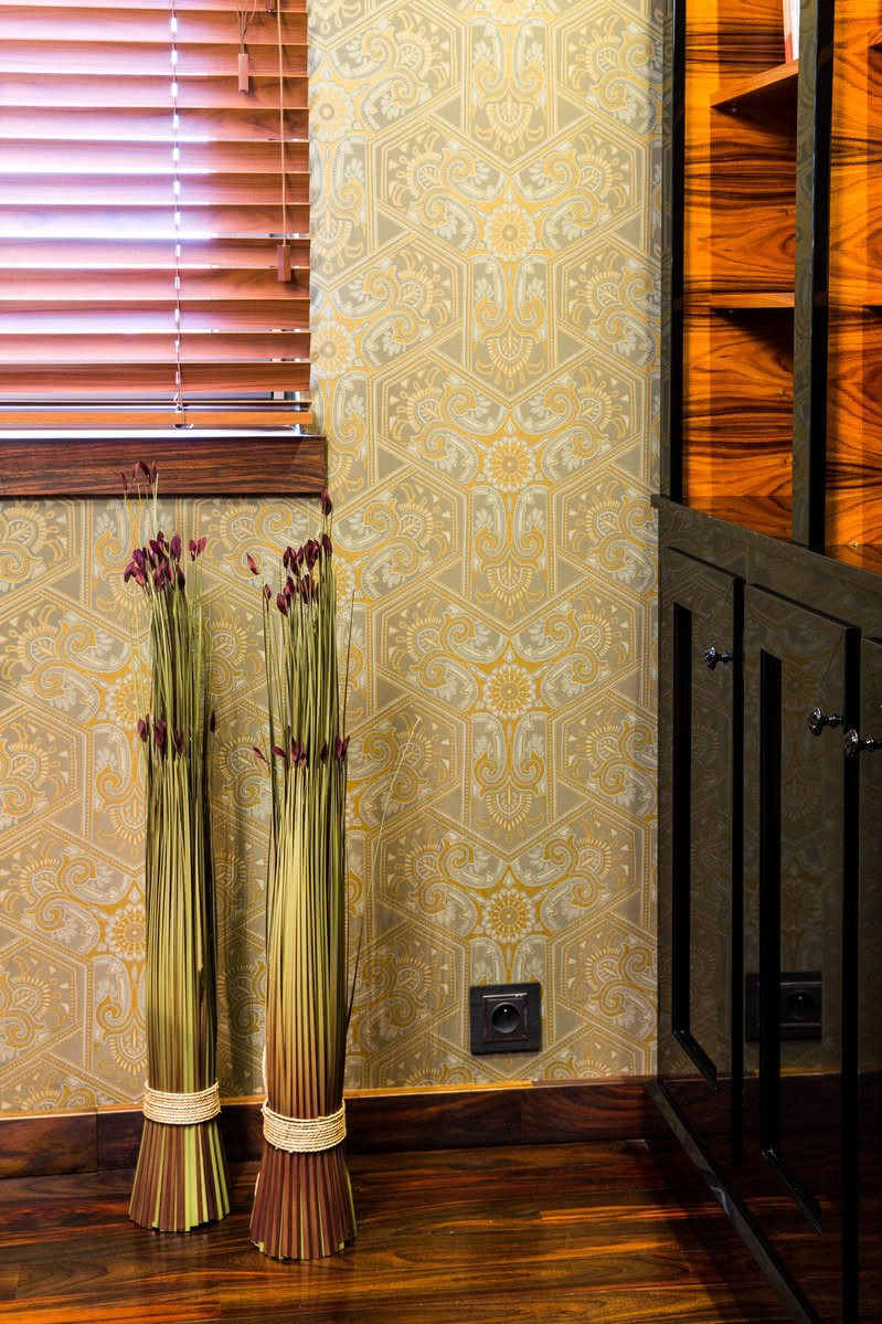 Na tle wzorzystej tapety (Dekorian) dobrze...