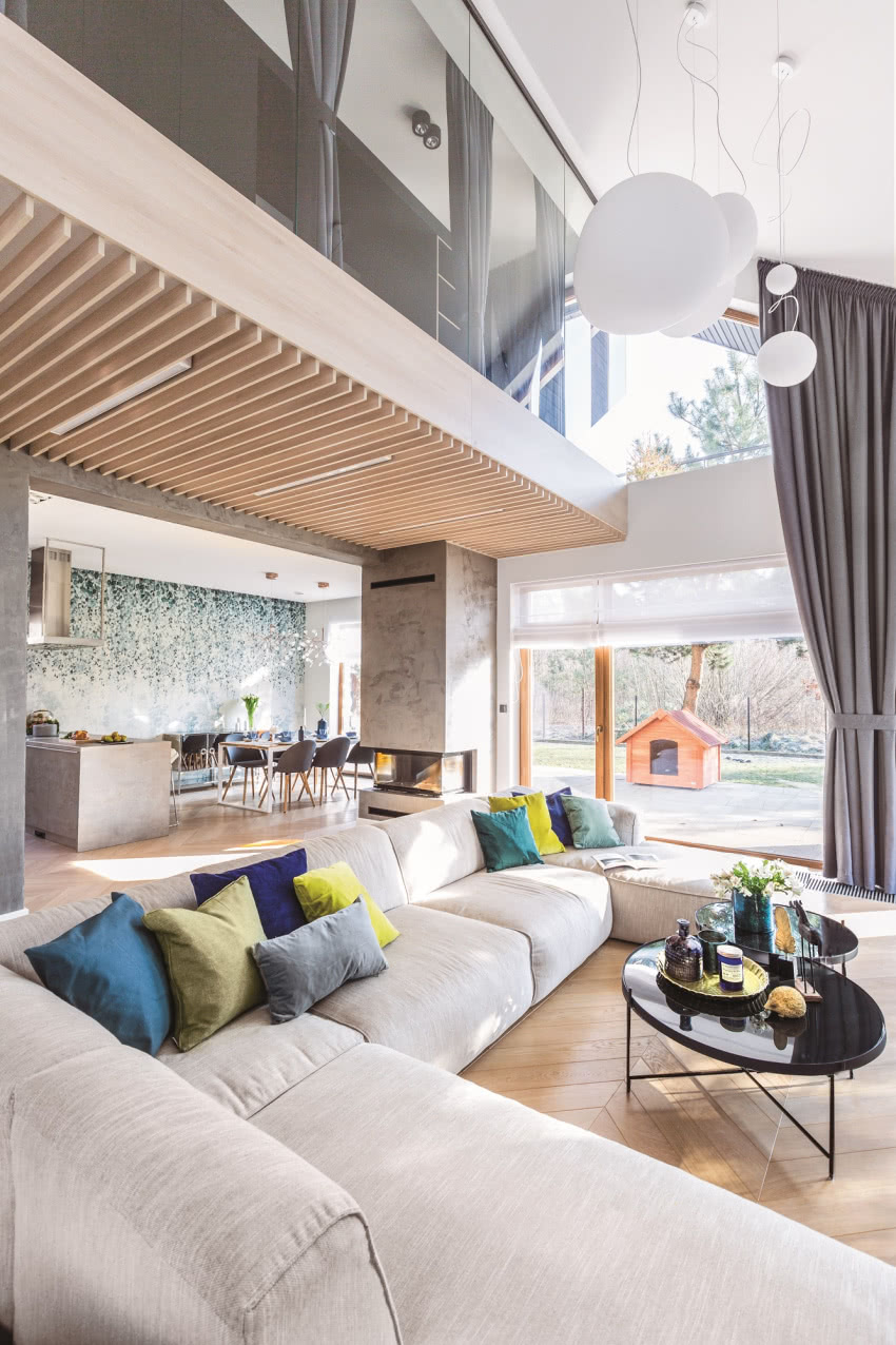 Na parterze znajduje się obszerny salon z...