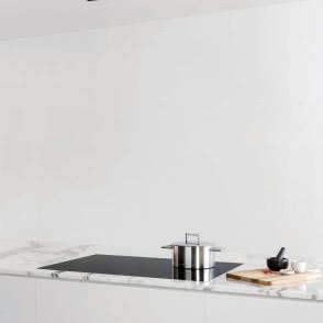 okap sufitowy, białe ściany, 