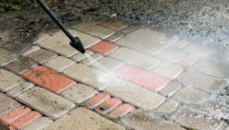 Czym czyścić kostkę brukową? Czy warto zlecić to zadanie fachowcom?