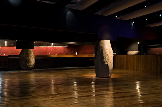 wnętrze restauracji, które wspiera się na głazach