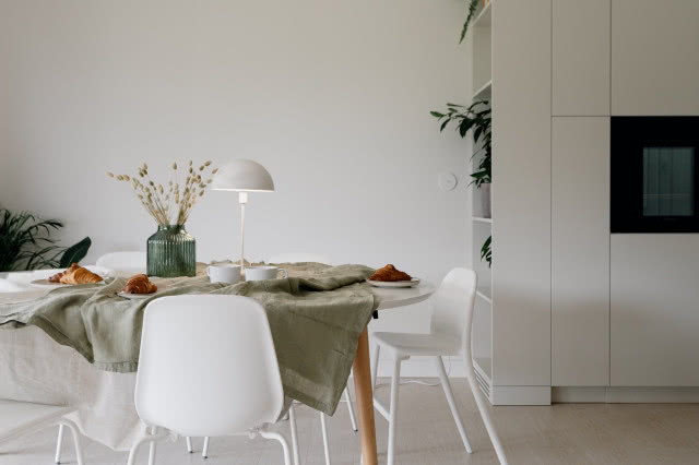 biała jadalnia z zielonymi dodatkami