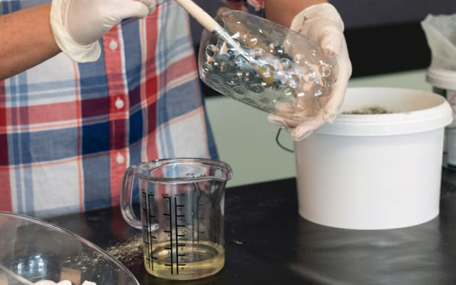 Betonowa donica DIY: Odetnij górną część butelki, a jej wnętrze wysmaruj olejem kuchennym