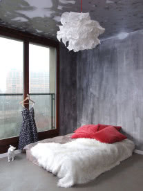 Efekt spływającej po ścianach farby podkreśla surowy klimat pomieszczenia.