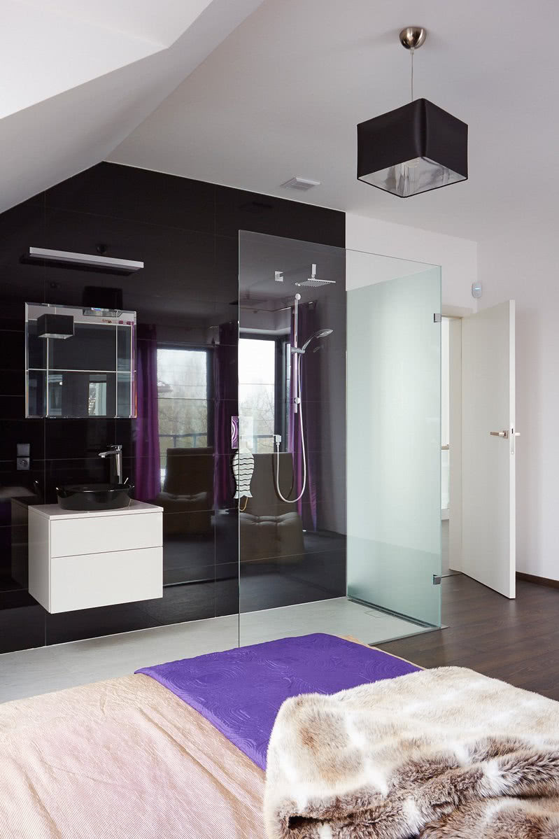 Sypialnia połączona z łazienką