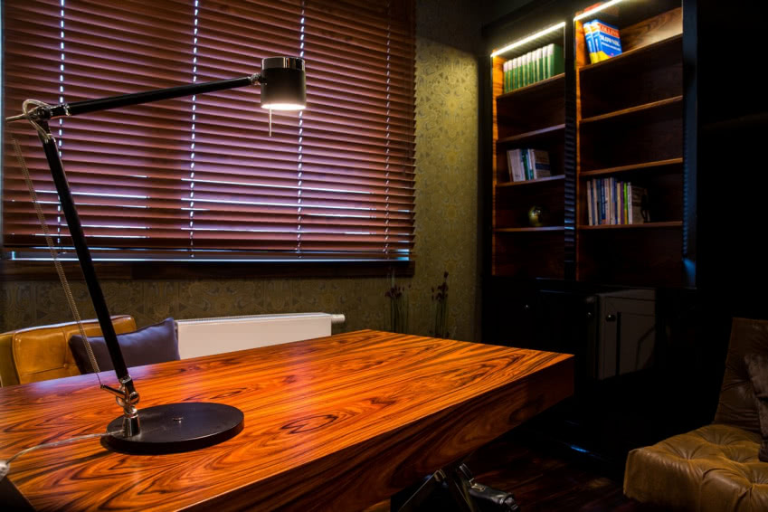 Wzorzysta tapeta i drewno o ciepłym kolorze i...