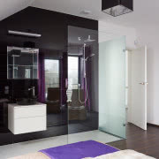 Fornir wenge dodaje jasnej łazience przytulności.