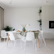 Stumetrowy bliźniak dla rodziny 2+2! Pełno tu drewna, bieli i zieleni!