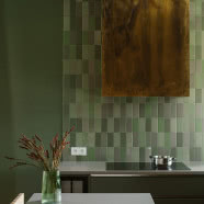 Nowoczesny bliźniak pod Warszawą. Dominuje tu zieleń i drewno!