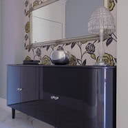 Apartament z czerwoną kanapą