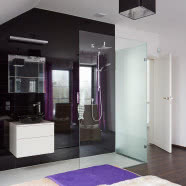 Biały salon i fioletowa kanapa w roli głównej