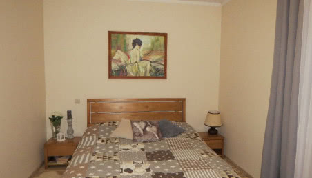 Sypialnia w szarościach i beżach