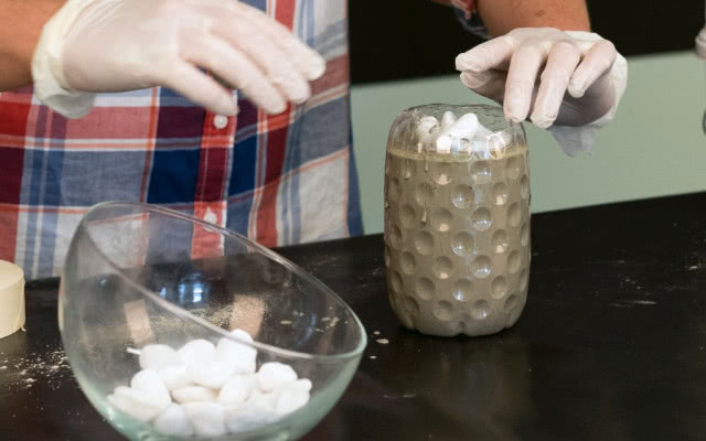 Betonowa donica DIY: Dociąż szklankę, aby uzyskać odpowiednią głębokość jej zanurzenia