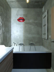 Jedyną dekoracją betonowych ścian jest wydruk ust autorstwa Beaty Konarskiej.
