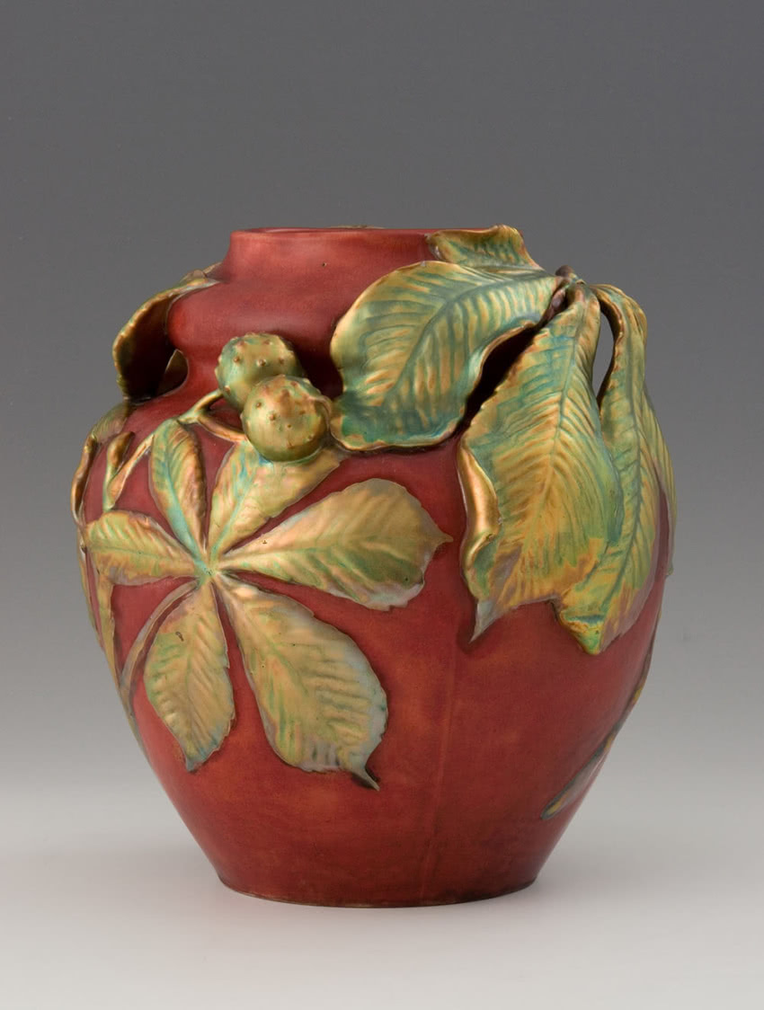 Wazon z reliefem w formie liści kasztanu, 1900,...
