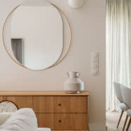 Nowoczesny bliźniak pod Warszawą. Dominuje tu zieleń i drewno!