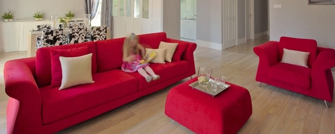 Apartament z czerwoną kanapą