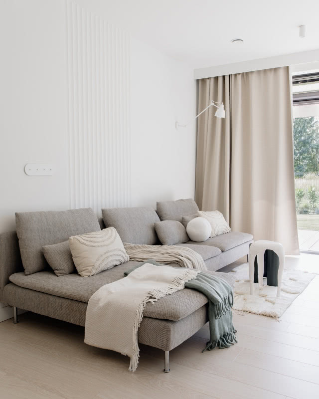biały salon z szarą kanapą