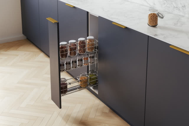 kosz boczny wąski, przyprawy w słoikach, szare fronty kuchenne, biały blat