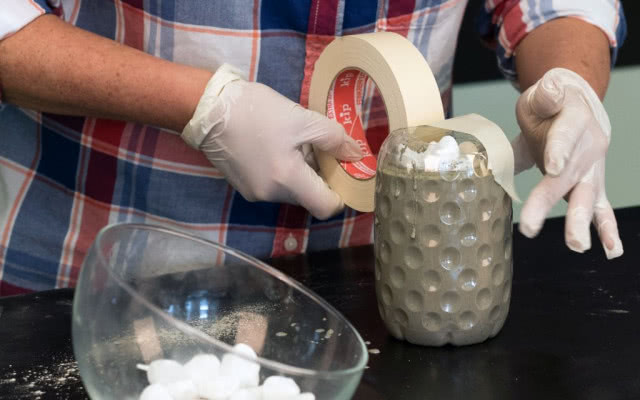 Betonowa donica DIY: Zaklej taśmą górną krawędź szklanki oraz formy