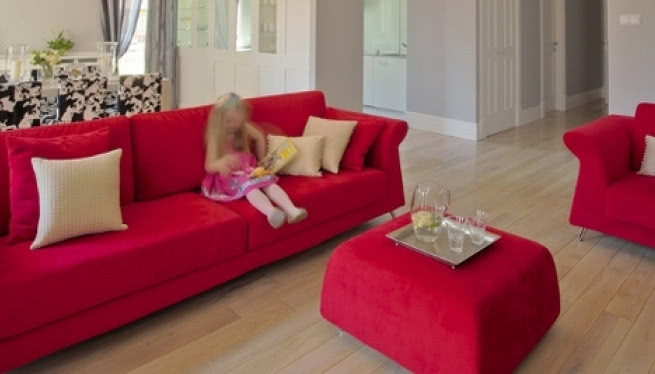 Apartament z czerwoną kanapą