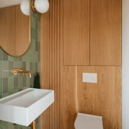 Nowoczesny bliźniak pod Warszawą. Dominuje tu zieleń i drewno!