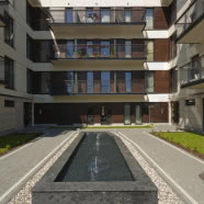 Apartament z czerwoną kanapą