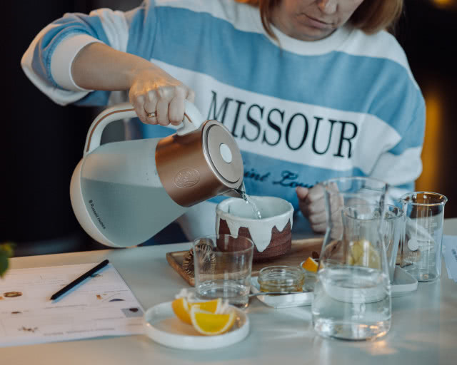 Pani zalewa filiżanke wrzątkiem